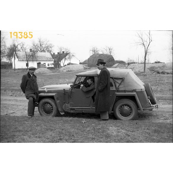 Skoda Colonial kabrió autó kalapos férfival, jármű, közlekedés, gépkocsi, 1950-es évek, Eredeti fotó negatív.