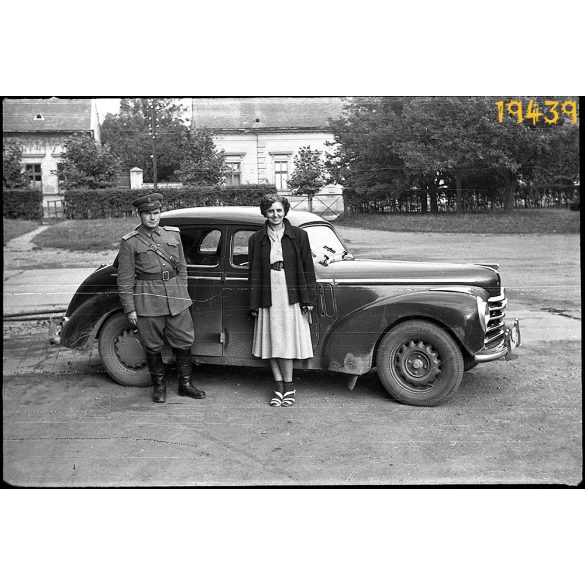 Skoda Tudor személygépkocsi, autó, jármű, közlekedés, katona (?) egyenruhában, 1950-es évek, Eredeti fotó negatív. 