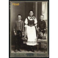   Becske műterem, Veszprém, testvérek játékokkal, kosárral, a hátoldalon gyönyörű üzenet, 1890-es évek, Eredeti kabinet fotó.  