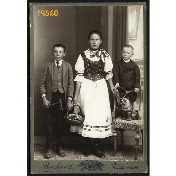 Becske műterem, Veszprém, testvérek játékokkal, kosárral, a hátoldalon gyönyörű üzenet, 1890-es évek, Eredeti kabinet fotó.  