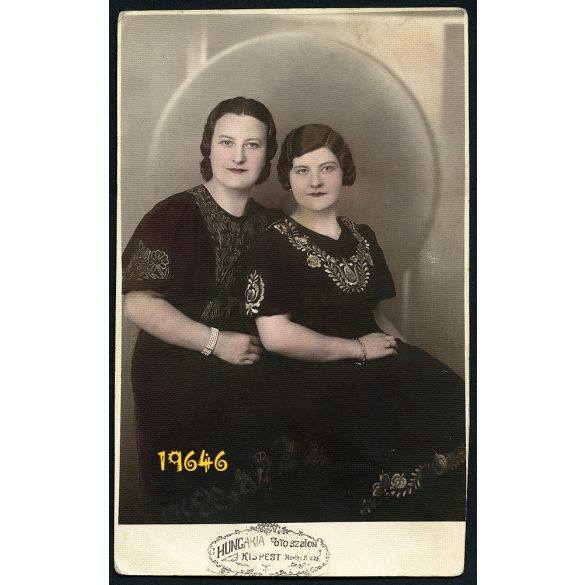 Hungária műterem, Kispest, elegáns hölgyek magyaros mintás ruhában, kézzel színezett fotó, 1930-as évek, Eredeti fotó, papírkép. 