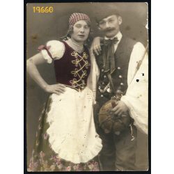   Nagyobb méretű, kézzel színezett fotó, pár nemzeti viseletben, kulaccsal, pipa, bajusz,  1920-as évek, Eredeti fotó, papírkép.   