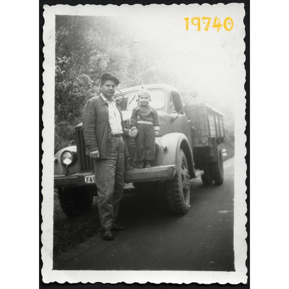GAZ szovjet teherautó, sofőr kisfiával, jármű, közlekedés, 1950-es évek, Eredeti fotó, papírkép.  