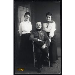   Lux műterem, katona egyenruhában, érdemrenddel, Péch család, Budapest, 1910-es évek, Eredeti fotó, papírkép. 