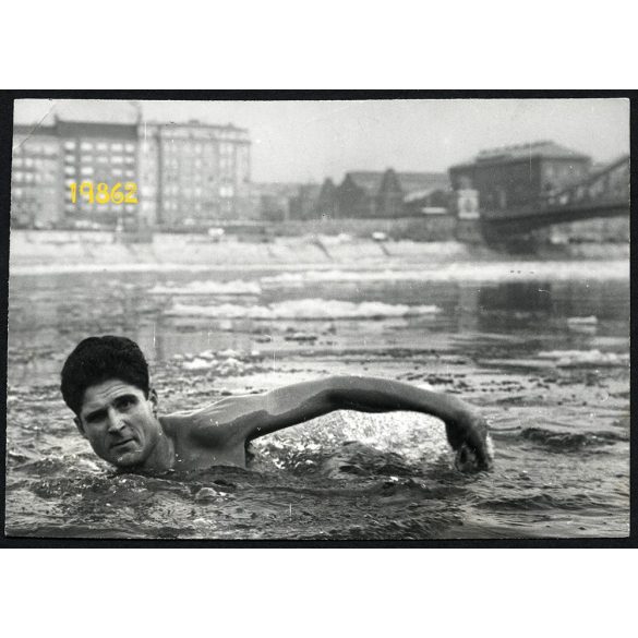 Schirilla György a jeges Dunában, sport, Budapest, Petrovits-MTI fotó, sarkán törésnyom, 1960-es évek, Eredeti fotó, papírkép.  