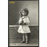 Mai és Társa műterem, kislány játékokkal, karika, labda, kalap, Budapest, portré, 1900-as évek, Eredeti kabinet fotó.  