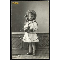   Mai és Társa műterem, kislány játékokkal, karika, labda, kalap, Budapest, portré, 1900-as évek, Eredeti kabinet fotó.  