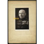 Katona huszártiszti egyenruhában, kitüntetésekkel, 1910-es évek, Eredeti kartonra kasírozott fotó, papírkép.  