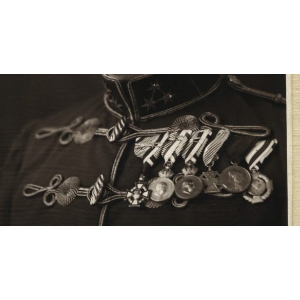 Katona huszártiszti egyenruhában, kitüntetésekkel, 1910-es évek, Eredeti kartonra kasírozott fotó, papírkép.  
