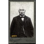 Diamant műterem, bajuszos férfi óralánccal, csokornyakkendőben, Budapest, 1890-es évek, Eredeti CDV, vizitkártya fotó.  