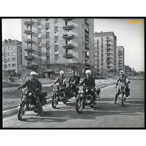 Fiúk JAWA motorkerékpáron, jármű közlekedés, 1960-as évek, Eredeti nagyobb méretű fotó, papírkép.  
