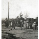 Földbe vájt tiszti szállások, katona, Ukrajna, keleti front, 1. világháború, egyenruha, 1910-es évek, Eredeti fotó, papírkép.  