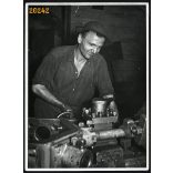 Gyarmati László esztergályos, munkás, gyár, toronyrevolver pad, 1960-as évek, Eredeti fotó, papírkép.  