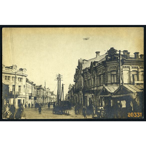 Katonai (?) repülőgép a város felett, keleti front, 1. világháború, 1910-es évek, jármű, közlekedés. Eredeti képeslap fotó, papírkép. 