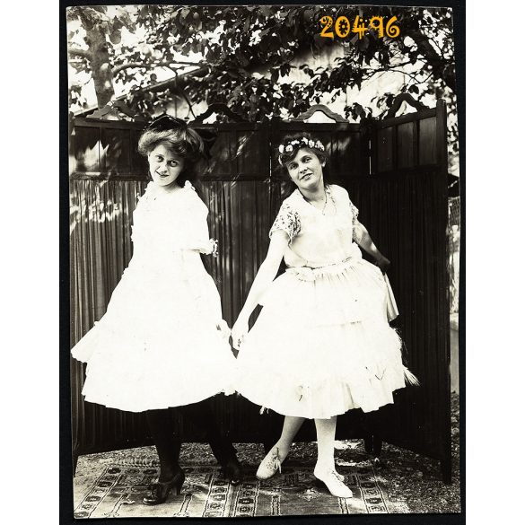 Trencsén, Felvidék, lányok a paraván előtt, 1920, 1920-as évek, Eredeti fotó, papírkép.   