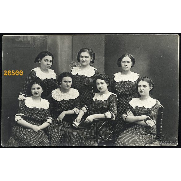 Stefánia műterem, Pozsony, Felvidék, lányok pöttyös ruhában, copf, 1910-es évek, Eredeti fotó, papírkép. 