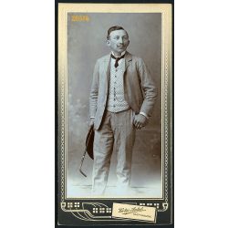   Vértes műterem Nagykanizsa, elegáns úr sétapálcával, pepita mellényben, óralánccal, portré, 1890-es évek, Eredeti kabinet fotó. 