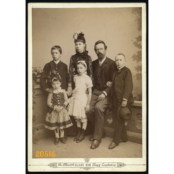 Nagy méret! dr. Maróth Blahó műterem, Nagytapolcsány, Felvidék, család gyerekekkel, 1880-as évek, Eredeti kabinet fotó.  
