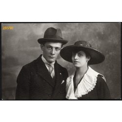   Nagy műterem, elegáns pár kalapban, divat, Budapest, 1919, 1910-es évek, Eredeti fotó, papírkép.  