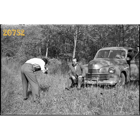 Fénykép készül Pobjeda személygépkocsival, autó, jármű, közlekedés, 1950-es évek, Eredeti fotó negatív.