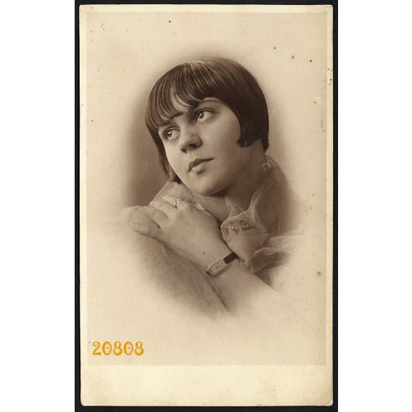 Diskay, Monalisa műterem,  elegáns hölgy gyöngysorral, karórával, Budapest, portré, 1928, 1920-as évek, Eredeti fotó, papírkép.   