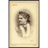 Klösz műterem, Pest, elegáns hölgy nyaklánccal, különös hajviselet, portré, 1860-as évek, Eredeti CDV, vizitkártya fotó.   