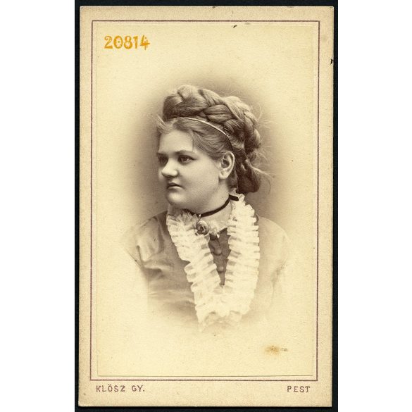 Klösz műterem, Pest, elegáns hölgy nyaklánccal, különös hajviselet, portré, 1860-as évek, Eredeti CDV, vizitkártya fotó.   