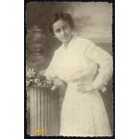 Győri és Boros műterem, Kassa, Felvidék, csinos lány virágcsokorral, 1916, 1910-es évek, Eredeti fotó, papírkép. 