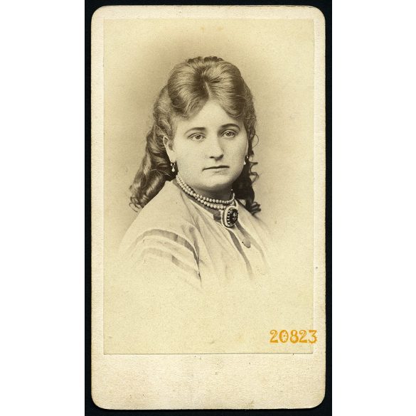 Borsos és Doctor műterem, Pest, elegáns hölgy nyaklánccal, portré, 1860-as évek, Eredeti CDV, vizitkártya fotó.  