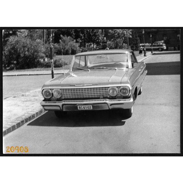 Chevrolet Impala Budapesten, állami rendszám, háttérben a kabrió Ikarus városnéző busz, jármű, közlekedés, 1970-es évek, Eredeti fotó, papírkép.  