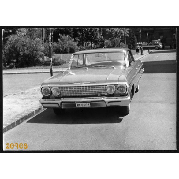 Chevrolet Impala Budapesten, állami rendszám, háttérben a kabrió Ikarus városnéző busz, jármű, közlekedés, 1970-es évek, Eredeti fotó, papírkép.  