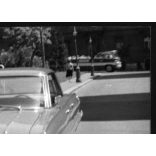 Chevrolet Impala Budapesten, állami rendszám, háttérben a kabrió Ikarus városnéző busz, jármű, közlekedés, 1970-es évek, Eredeti fotó, papírkép.  