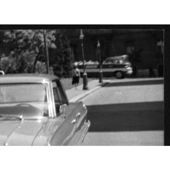 Chevrolet Impala Budapesten, állami rendszám, háttérben a kabrió Ikarus városnéző busz, jármű, közlekedés, 1970-es évek, Eredeti fotó, papírkép.  