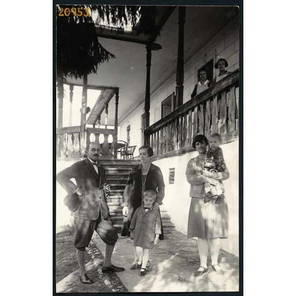 Elegáns család a tornác előtt, Tövis (Teius), Erdély, Buttyán Vilus fotográfus készítette, 1920-as évek, Eredeti fotó, papírkép.   