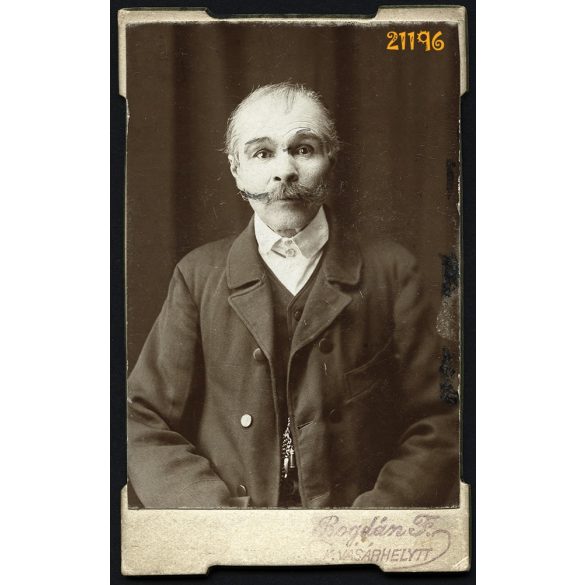Bogdán műterem, Kézdivásárhely, Erdély, elegáns férfi bajusszal, 1890-es évek, Eredeti CDV, egyedi formájú vizitkártya fotó.  