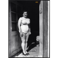   Nagyobb méretű művészi akt, erotikus felvétel, hölgy az ajtóban, 1930-as évek. Mai nagyítású fotó, papírkép, az eredeti üvegnegatívról FUJICOLOR Christal Archive fotópapírra. Dekorációnak is kiváló.  