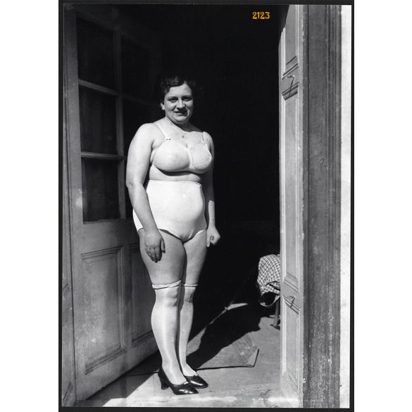 Nagyobb méretű művészi akt, erotikus felvétel, hölgy az ajtóban, 1930-as évek. Mai nagyítású fotó, papírkép, az eredeti üvegnegatívról FUJICOLOR Christal Archive fotópapírra. Dekorációnak is kiváló.  