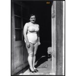 Normál méretű művészi akt, erotikus felvétel, hölgy az ajtóban, 1930-as évek. Mai nagyítású fotó, papírkép, az eredeti üvegnegatívról FUJICOLOR Christal Archive fotópapírra. 