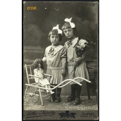   Sellei műterem, Újpest, gyerekek különös játék babakocsival, babával, masnival, 1914, 1910-es évek, Eredeti kabinet fotó. 