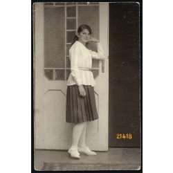   Nagy műterem, Arad, Erdély, csinos lány az ajtónál, 1928, 1920-as évek, Eredeti fotó, papírkép.   