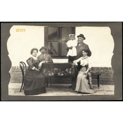   Ágya, Erdély, kislány az asztalon, elegáns házaspárok, 1912, 1910-es évek, Eredeti fotó, papírkép.  