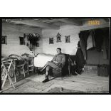 Katonatiszt egyenruhában, tiszti szállás, különös bútorok, 1. viláhháború, 1917, 1910-es évek, Eredeti fotó, papírkép.   