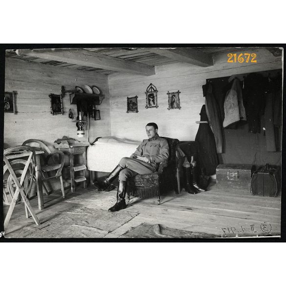 Katonatiszt egyenruhában, tiszti szállás, különös bútorok, 1. viláhháború, 1917, 1910-es évek, Eredeti fotó, papírkép.   