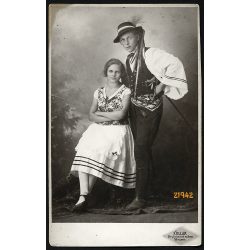   Kollár műterem, Veszprém, fiatal pár népi-nemzeti viseletben, fokos, 1925, 1920-as évek, Eredeti fotó, papírkép.  