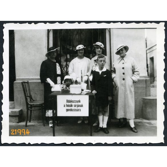 Baja, adománygyűjtés katonasírok gondozására, Békei-féle fotó műhely, elegáns hölgyek kalapban, 1930-as évek, Eredeti fotó, papírkép.  