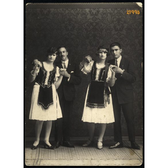 Jászberény, fiatal párok népi-nemzeti viseletben, 1926, 1920-as évek, Eredeti fotó, papírkép.  