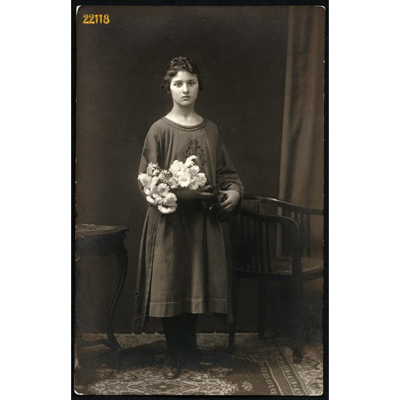 Hegedüs Vilmos utóda műterem, Szentes, elegáns lány virágokkal, 1910-es évek, Eredeti fotó, papírkép.   