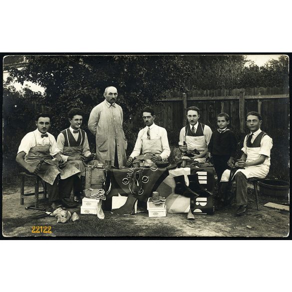 Palma reklám, cipészek, cipőkészítő manufaktúra, mesterek kötényben, Magyarország, 1920-as évek, Eredeti fotó, papírkép. 