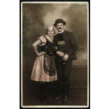 Mészáros műterem, Veszprém, elegáns pár magyaros ruhában, jelmez, pipa, bajusz, népszínmű, színház, Eredeti fotó, mélynyomóval jelzett kézzel színezett papírkép. 