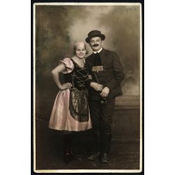   Mészáros műterem, Veszprém, elegáns pár magyaros ruhában, jelmez, pipa, bajusz, népszínmű, színház, Eredeti fotó, mélynyomóval jelzett kézzel színezett papírkép. 